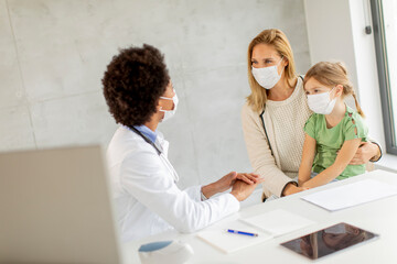 Obraz premium Mother with his little daughter at the pediatrician examination
