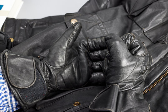 Chaqueta y guantes de motociclista. Prendas reforzadas para protecci&oacute;n en caso de accidente