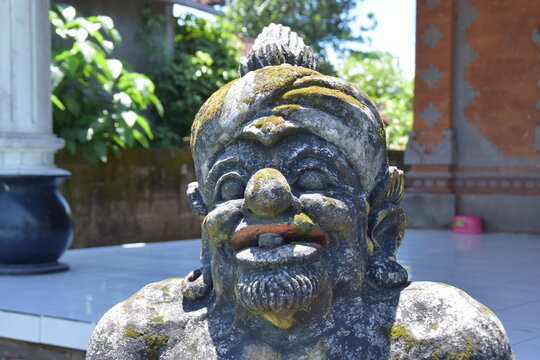 Skulptur eines balinesischen Tempelwächters in Affengestalt