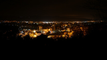 Oświetlone małe miasto nocą © Krzysztof