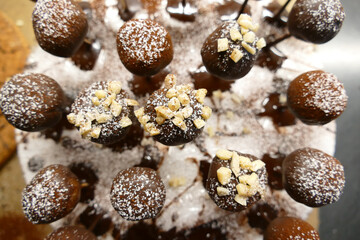 Schokoladenpralinen mit Marzipan und Topping