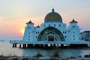 Fototapeta na wymiar Schwimmende Moschee
