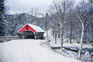 Covered bridge snowfall in rural New Hampshire - obrazy, fototapety, plakaty