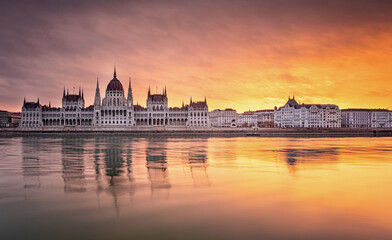 Fototapeta na wymiar Wonderful sunset over the Hungarian Parliament in Budapest