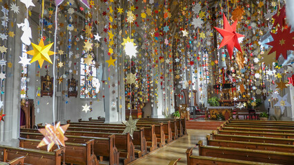 Weihnachtssterne in der Kirche in Velden