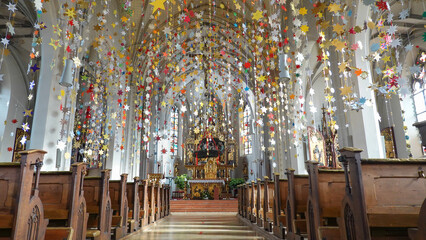 Weihnachtssterne in der Kirche in Velden