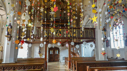 Fototapeta na wymiar Weihnachtssterne in der Kirche in Velden