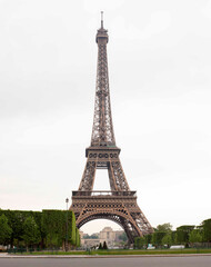 Fototapeta na wymiar Paris. Eiffel Tower in the morning in cloudy weather