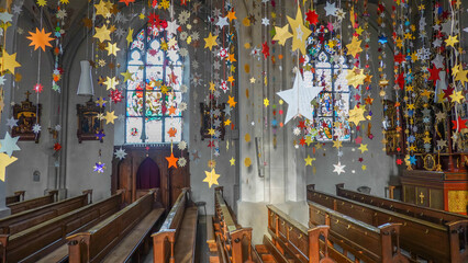 Naklejka premium Weihnachtssterne in der Kirche in Velden