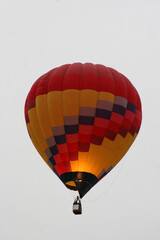 Heißluftballon beim Aufstieg