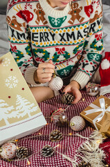 Fototapeta premium mujer con regalos de navidad y decoración 