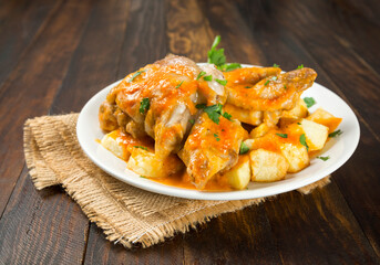 Manos de cerdo en salsa con patatas