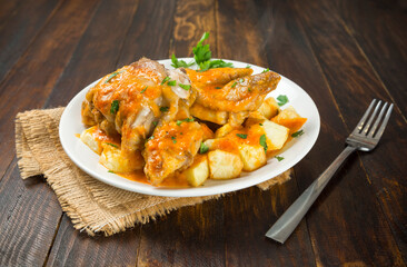 Manos de cerdo en salsa con patatas