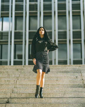 Mujer joven y moderna paseando por las calles de su ciudad, retratos de moda