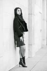 Mujer joven y moderna paseando por las calles de su ciudad, retratos de moda