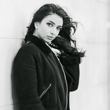 Mujer joven y moderna paseando por las calles de su ciudad, retratos de moda