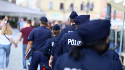 Policjant w maseczce na zabezpieczeniu.  © FotoDax