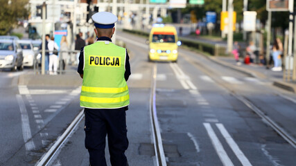 Policjant drogówki na skrzyżowaniu.