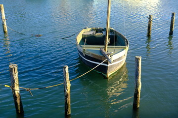 Obraz premium A small ship in the harbour of Kercabellec.