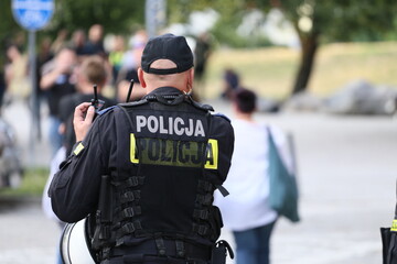 Policjant w maseczce na zabezpieczeniu. 