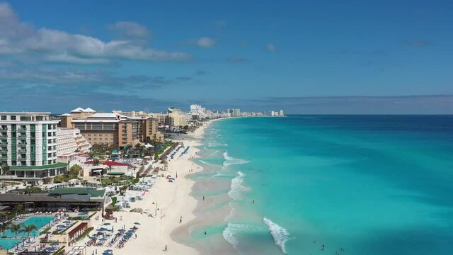 Detalle a&eacute;reo de la playa y zona hotelera de Canc&uacute;n, en Quintana Roo, M&eacute;xico con el tradicional mar color azul turquesa y un cielo azul como fondo.