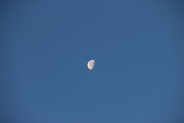 la lune dans le ciel bleu du matin