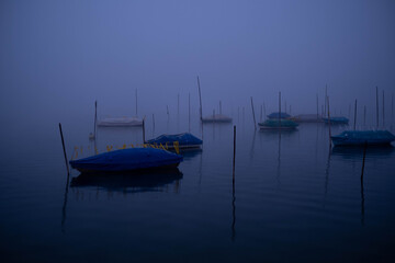 Fototapeta premium Pfäffiker See mit Nebel im Morgengrauen