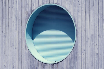 Fenêtre et volets ronds .