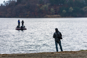 Fototapeta na wymiar 秋の湖でバス釣りを楽しむ人々、河口湖