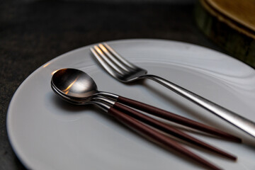 白い皿にのったスプーンとフォーク