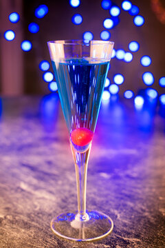 Traditioneller Cocktail Volcano mit Blue Curacao und Champagner serviert als close-up in einem Design Glas