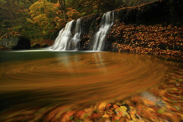 Fototapeta na wymiar 紅葉の葛丸渓流　一の滝