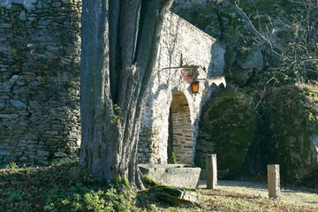 Zamek Miecz w Świeciu. Ruiny średniowiecznego zamku z XIV w. we wsi Świecie na Dolnym Śląsku