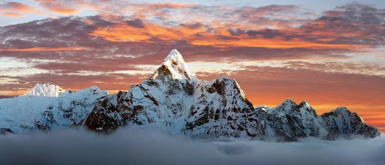 Foto op Plexiglas Ama Dablam Mount Ama Dablam op weg naar Everest Base Camp