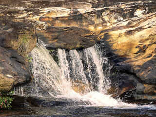 Naklejka premium linda cachoeira com muitas pedras 