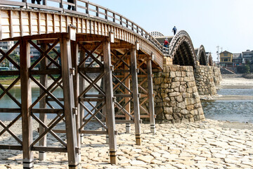 錦川にかかる錦帯橋を北西側の川原から見上げる、岩国