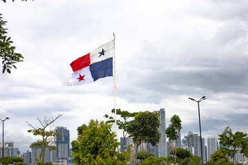Bandera de Panamá en cinta costera, día nublado