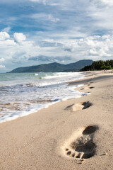 Fototapeta na wymiar Fußspuren am weiten weißen Sandstrand in Thailand