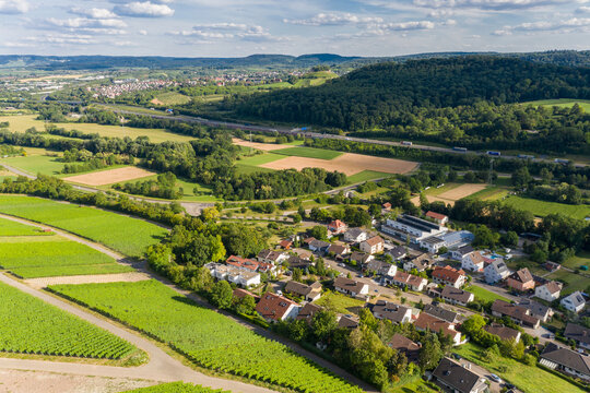 Panorama über Erlenbach, Autobahn, Weinberge, Weinanbau, grüne Felder in Baden Württemberg in Deutschland