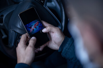 persona mirando las noticias del covid19 en su móvil