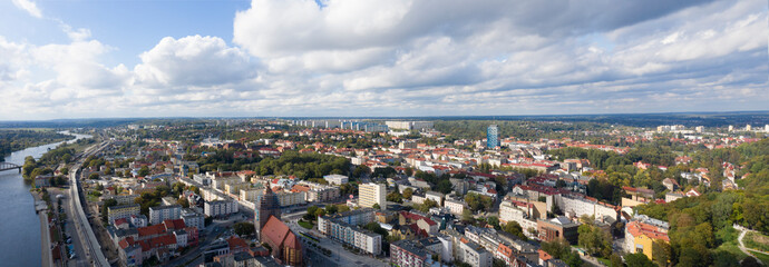 Panorama z lotu ptaka, widok na centrum miasta Gorzów Wielkopolski, bulwar zachodni i rzekę Warta