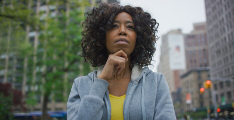 Fototapeta na wymiar Black African American woman in city 