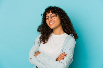 Fototapeta premium Young african american afro woman isolated who feels confident, crossing arms with determination.