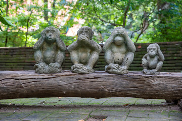 チェンマイの洞窟寺（トンネル寺）ワット・ウモーンの三猿 
