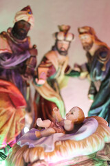 Reyes magos en nacimiento de niño dios ( Figuras de cerámica)