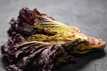primer plano de lechuga con espacio para texto  sobre base gris oscuro negro brillante cordoba argentina