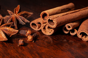 Obraz na płótnie Canvas Warm kitchen spices, star anise,cinnamon and cloves.