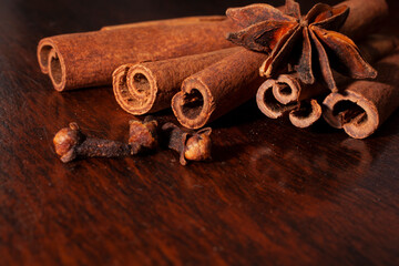Warm kitchen spices, star anise,cinnamon and cloves.