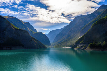 Blue mountain lake Lac Chambon in French Alps in summer - obrazy, fototapety, plakaty