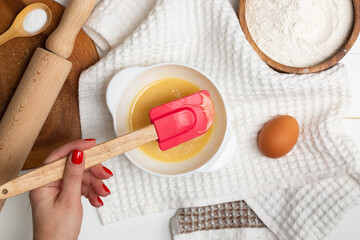 Step-by-step heart-shaped cake recipe instructions. Step 2. Melt butter, sugar, honey. Add egg and soda, stir.